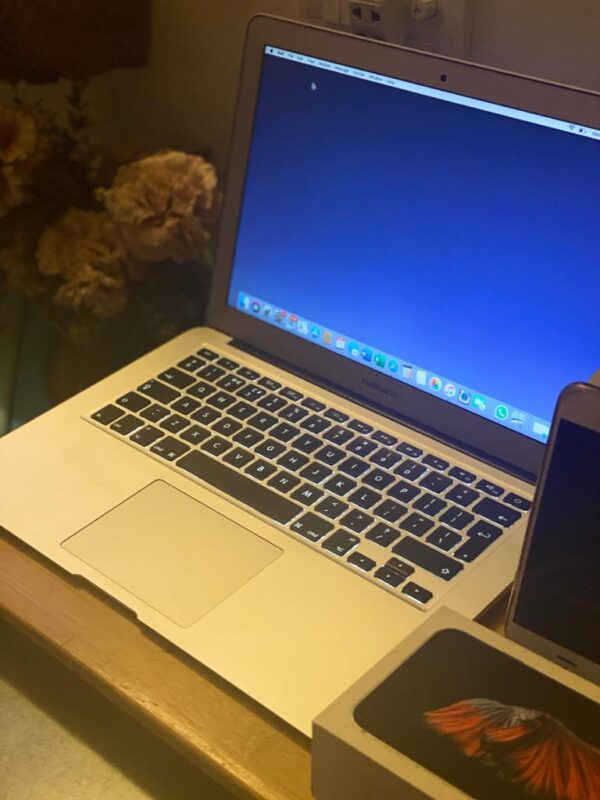 Apple Macbook Air - Image 5